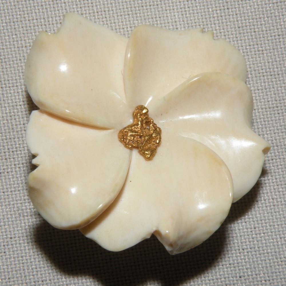1950s Vintage Alasakan Carved White Flower Gold Nugget Center Pin